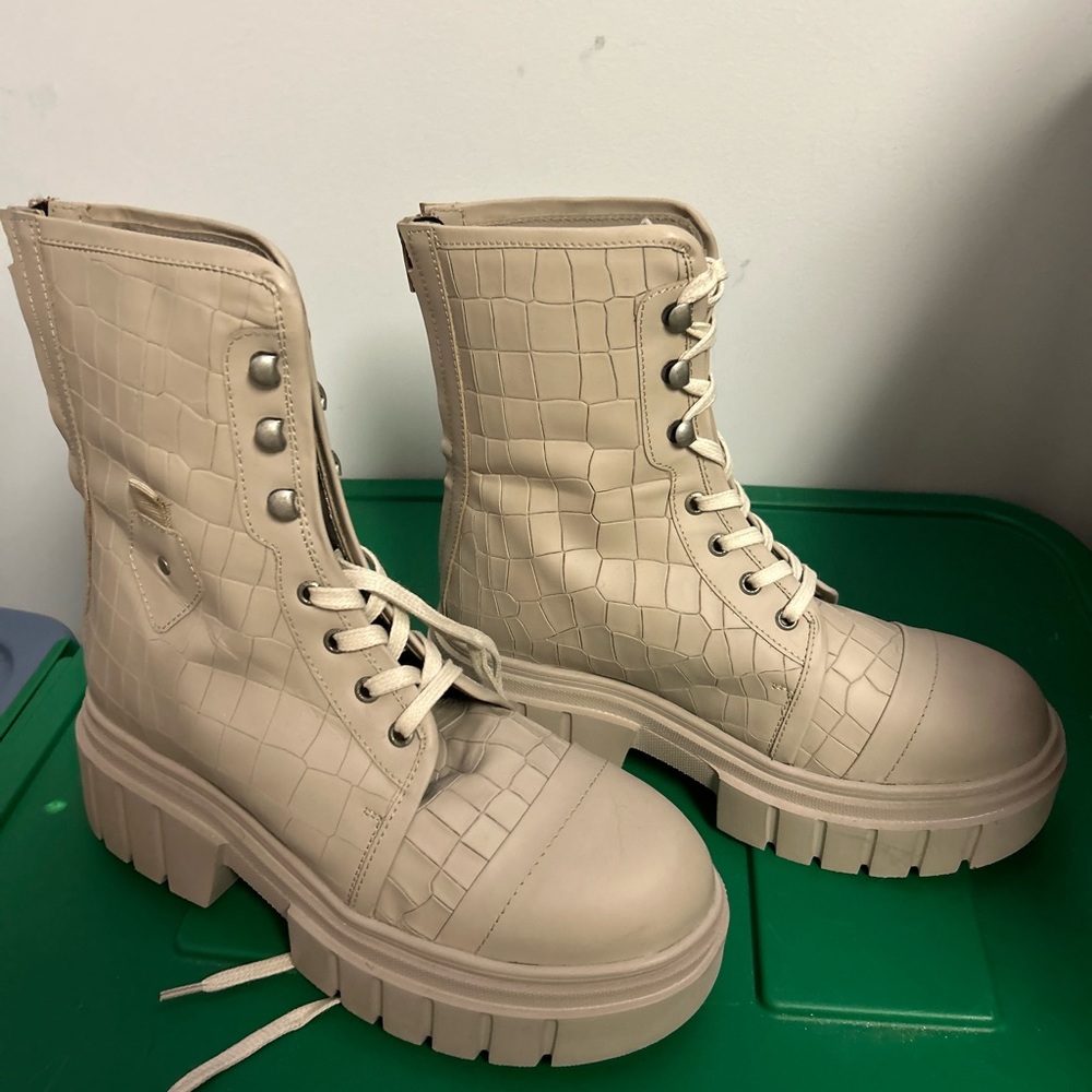 NWOT Tan croc pattern platform combat boots size 40. Sheridan Mia.